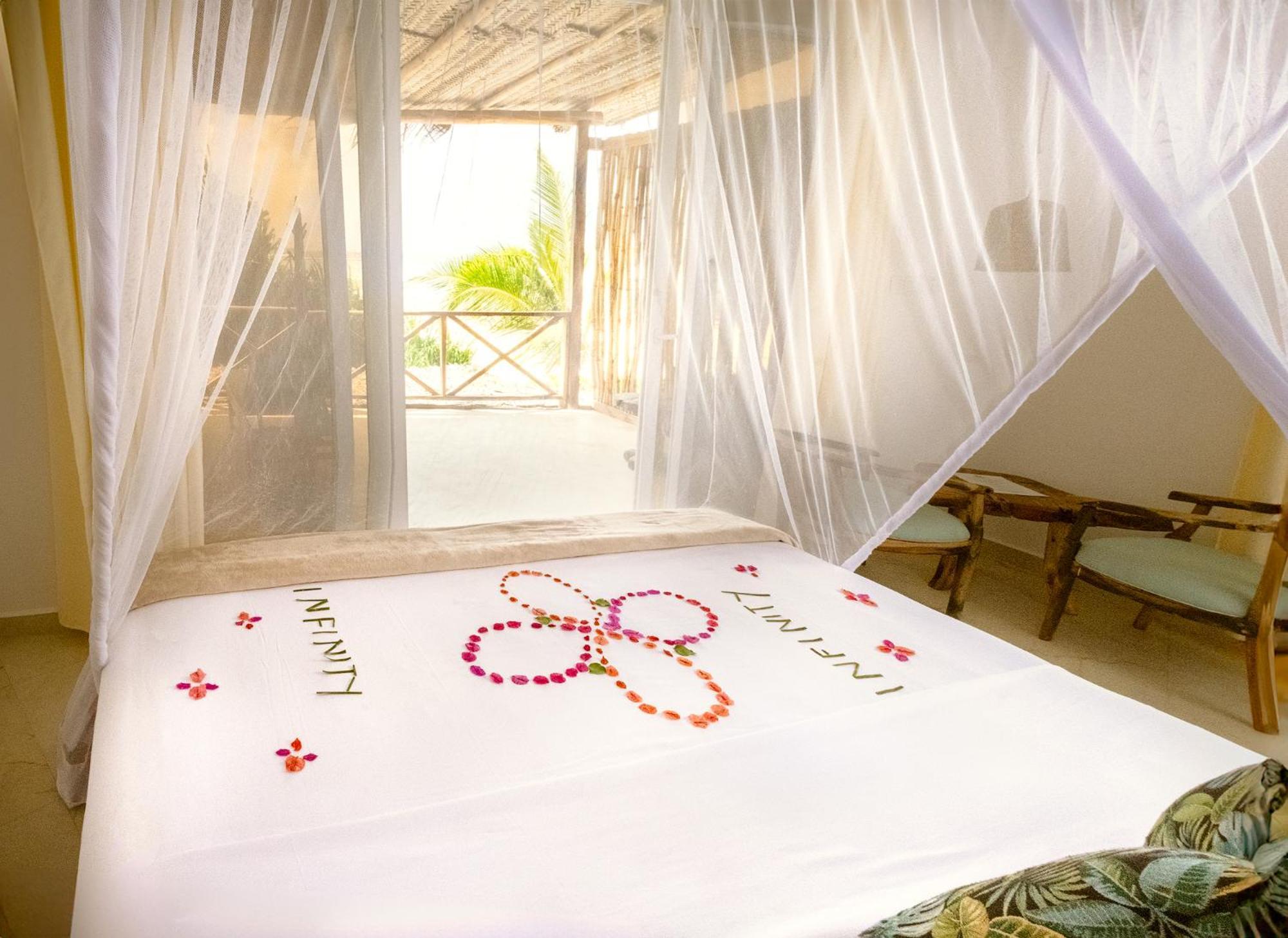 Infinity Beach Boutique Hotel & Spa มาเทมวu ภายนอก รูปภาพ